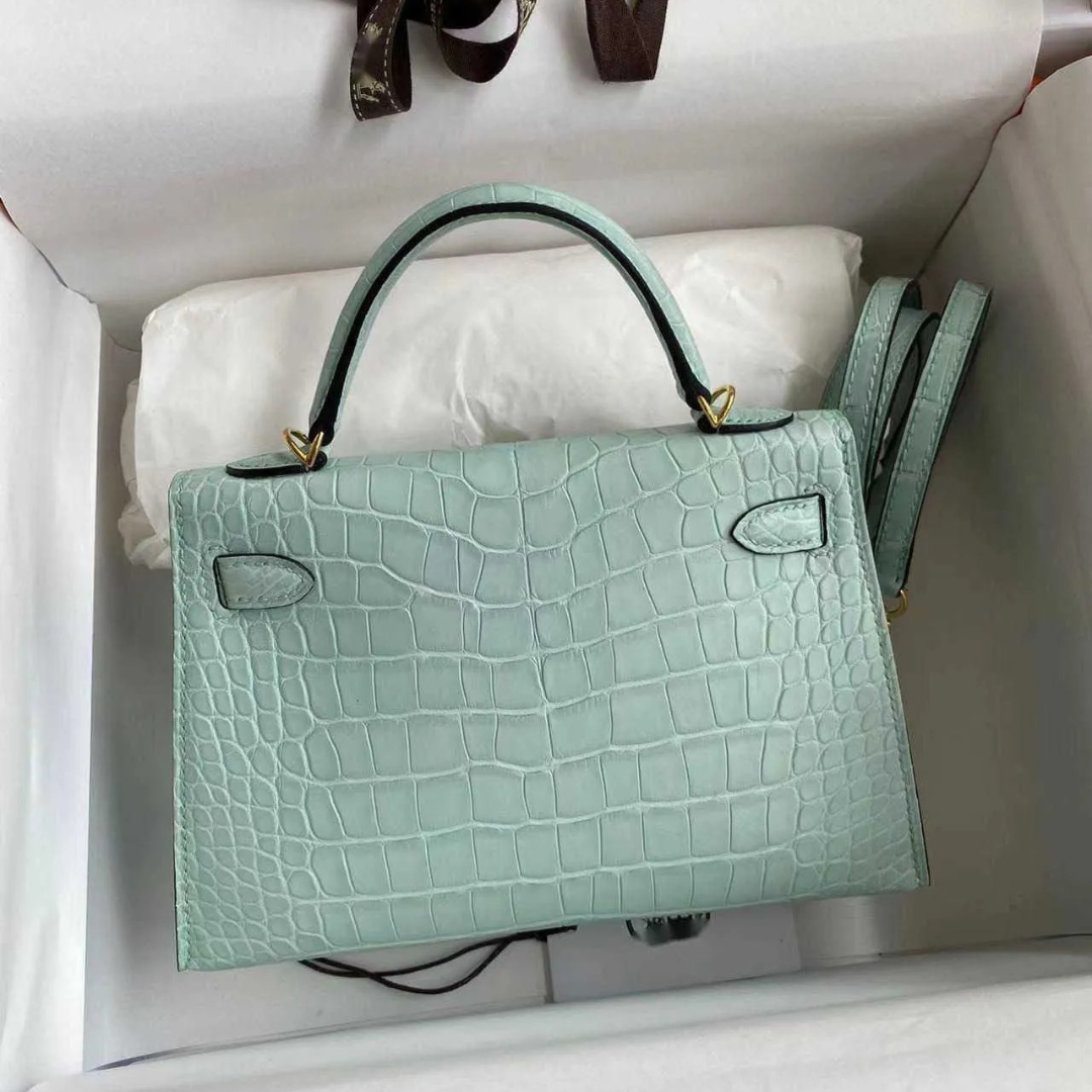HERMÈS VERT D'EAU MATTA ALLIGATOR RETOURNE KELLY 28 CON HARDWARE DORADO, 2021 (EDICIÓN LIMITADA)