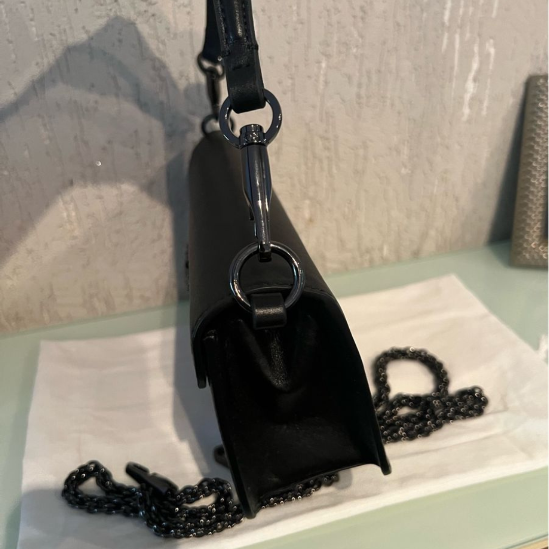 CARTERA DE HOMBRO PEQUEÑO LOCÒ DE VALENTINO GARAVANI CON LOGO DE JOYERÍA