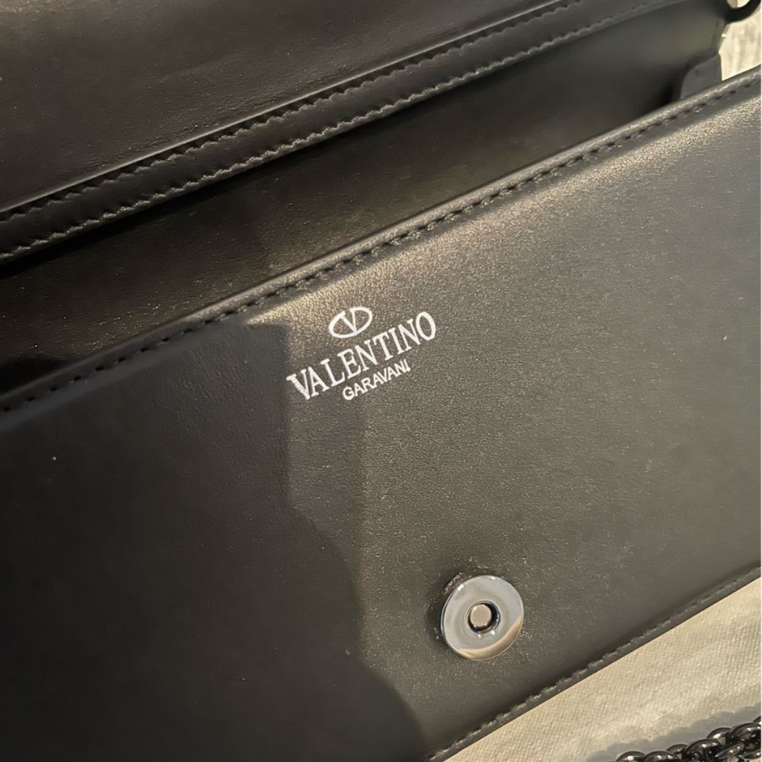 CARTERA DE HOMBRO PEQUEÑO LOCÒ DE VALENTINO GARAVANI CON LOGO DE JOYERÍA