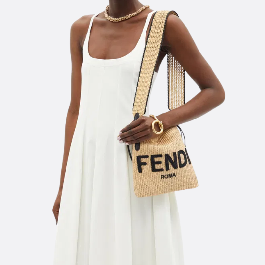 CARTERA PEQUEÑO FENDI SACK DE PAJA TEJIDA EN BEIGE