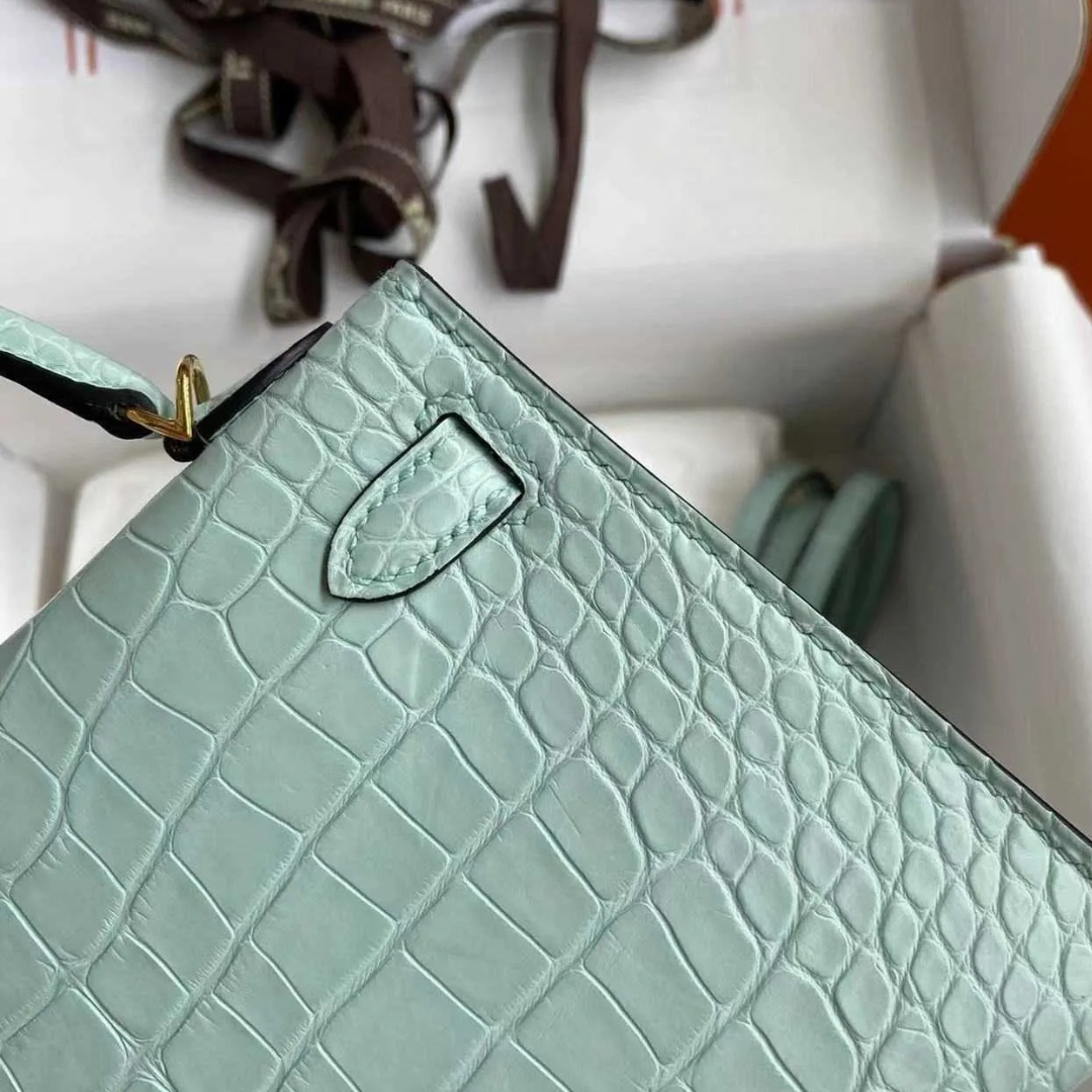 HERMÈS VERT D'EAU MATTA ALLIGATOR RETOURNE KELLY 28 CON HARDWARE DORADO, 2021 (EDICIÓN LIMITADA)