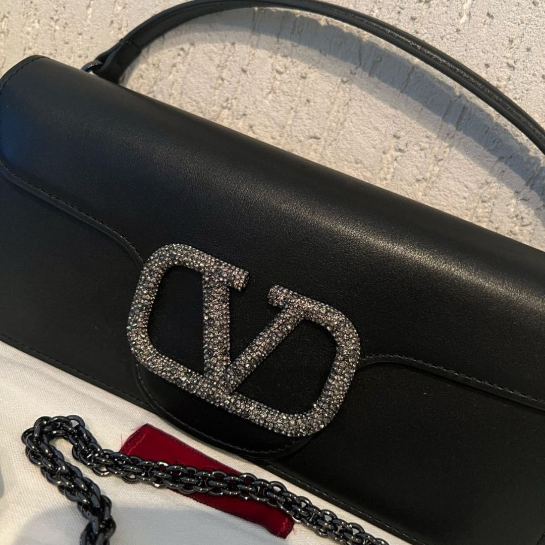 CARTERA DE HOMBRO PEQUEÑO LOCÒ DE VALENTINO GARAVANI CON LOGO DE JOYERÍA