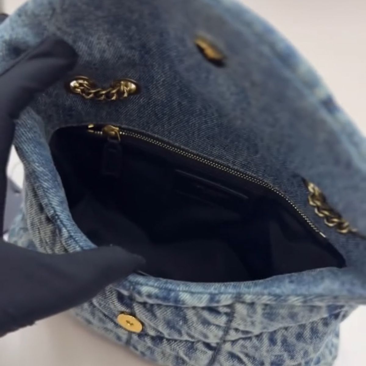 LOULOU PUFFER TASCHE AUS GESTEPPTEM VINTAGE-DENIM