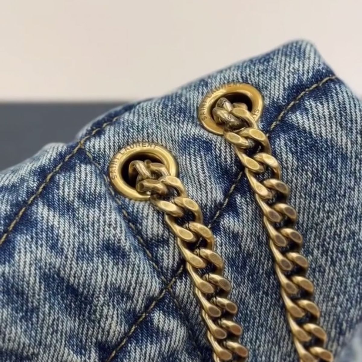 LOULOU PUFFER TASCHE AUS GESTEPPTEM VINTAGE-DENIM