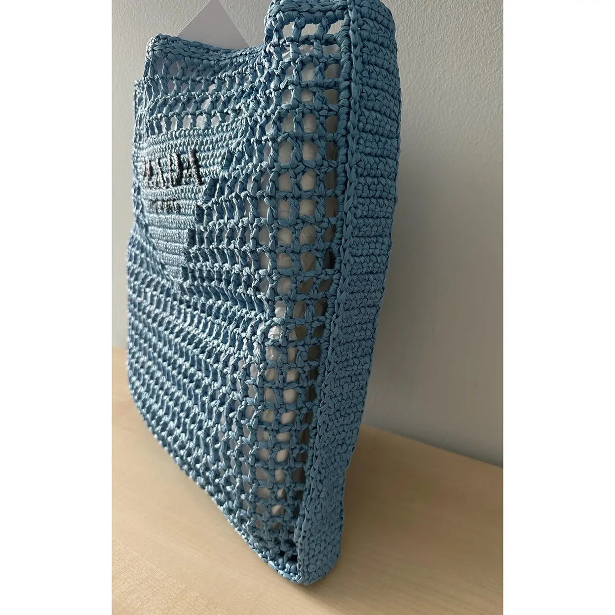 CARTERA SHOPPER PRADA RAPHIA CON LOGO TEJIDO – AZUL